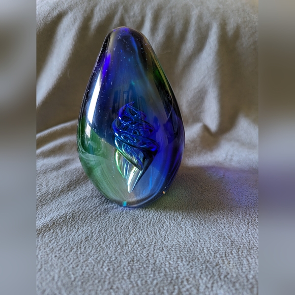 Art Glass Helix Blue and Green Swirls Egg Shaped 4.5" Paperweight - Picture 3 of 8